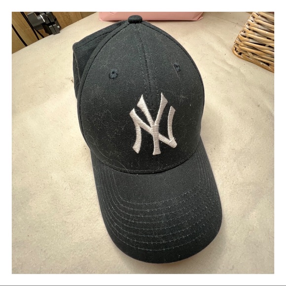Yankee t-shirt size XL-EG-TG, 18-20 with NWT Yankee baseball cap! - Picture 5 of 8
